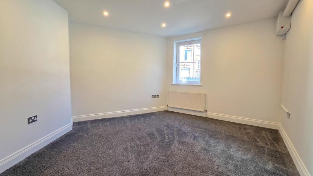 Apartment in Northampton, Semilong - View 4
