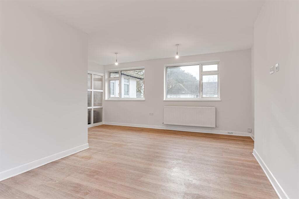 Apartment in Reigate and Banstead, Banstead - More