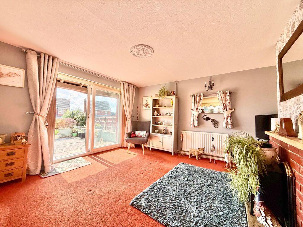 Three Bedrooms and Large Rear Garden photo 4