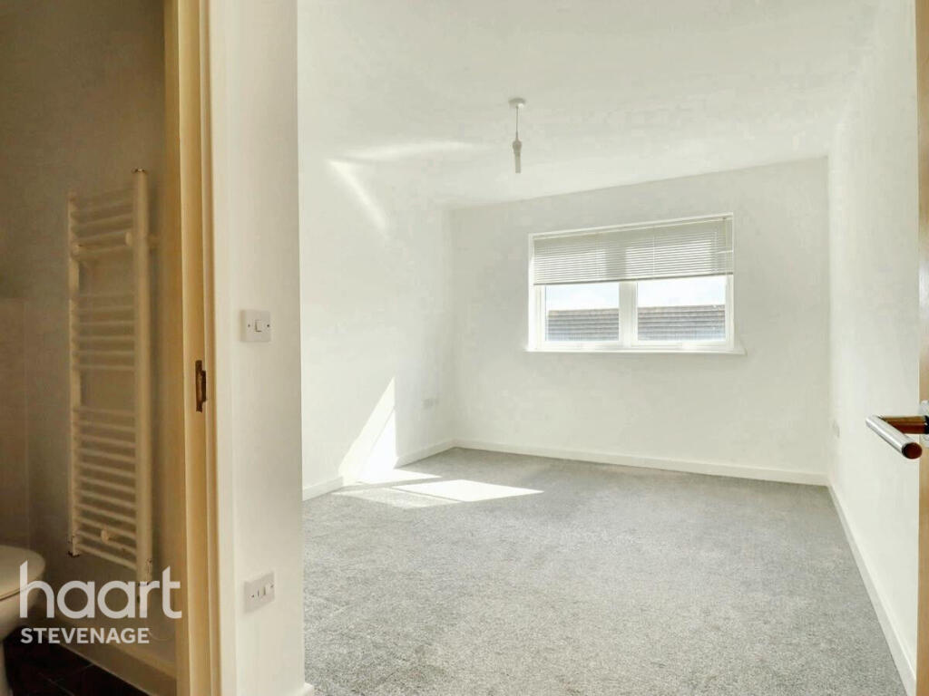 Admiral Drive, Stevenage photo 3