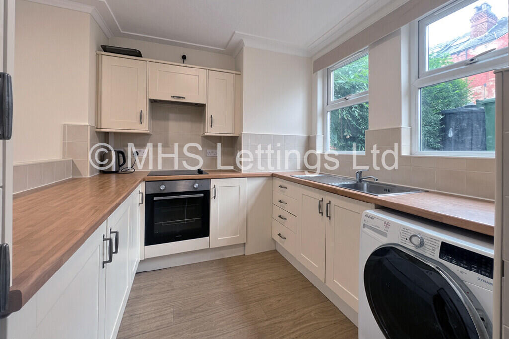 House in Leeds, Hyde Park - More