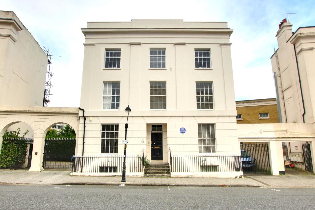 3-bed house on Carlton Crescent, Southampton, £295,000