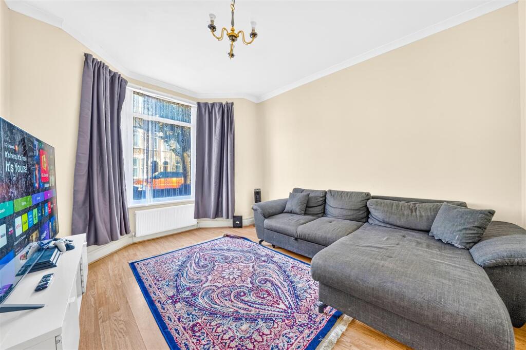 House in London, Upton Park - View 2