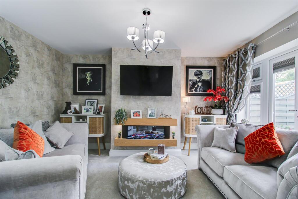 House in Wakefield, Flanshaw - More