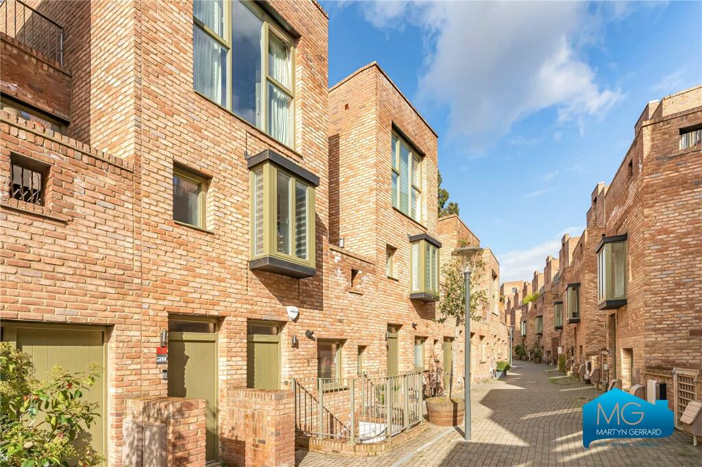 Main image of property: Edgewood Mews, Finchley, London, N3