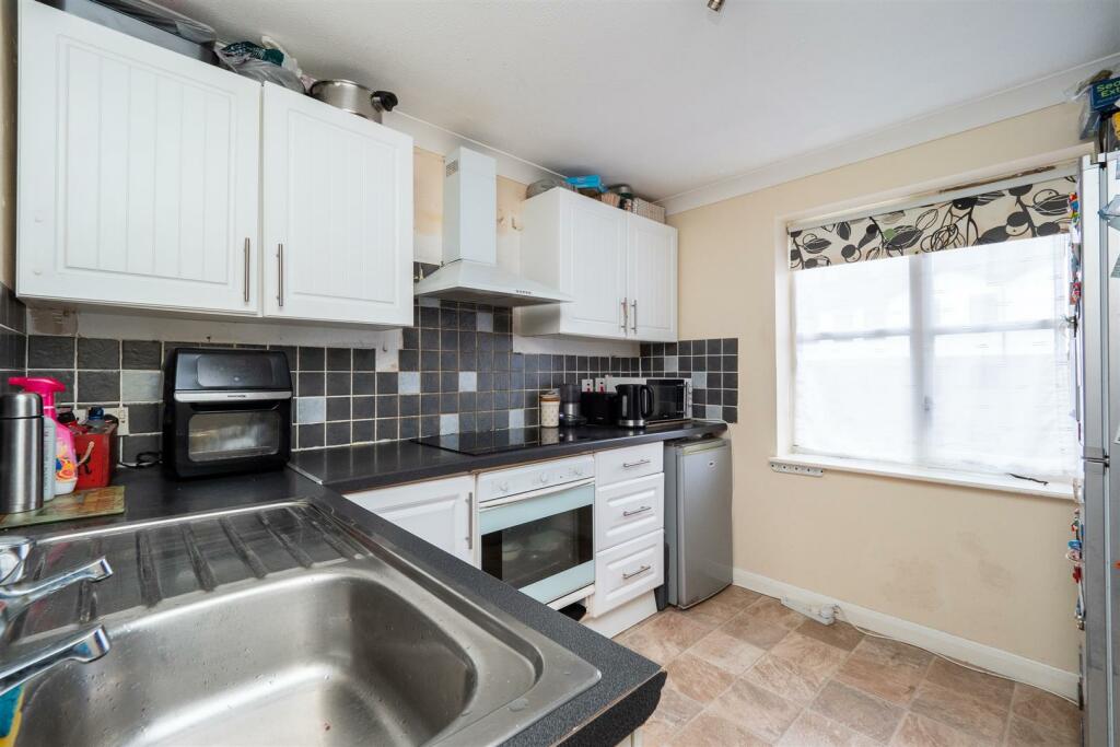 12a Lewis Road, Sutton photo 3
