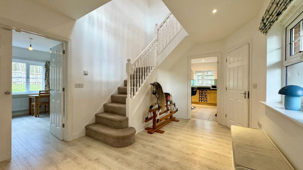 Pinewood Crescent, Hermitage, Thatcham, RG18 9WL photo 2