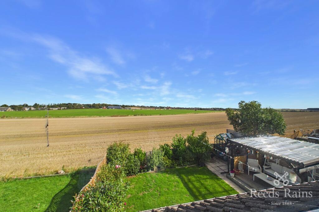 House in Wakefield, Featherstone - More