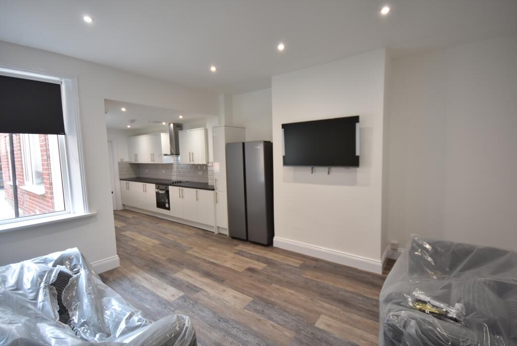 Main image of property: Stratford Grove West, Heaton