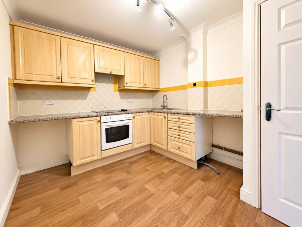 Apartment in Southend-on-Sea - More