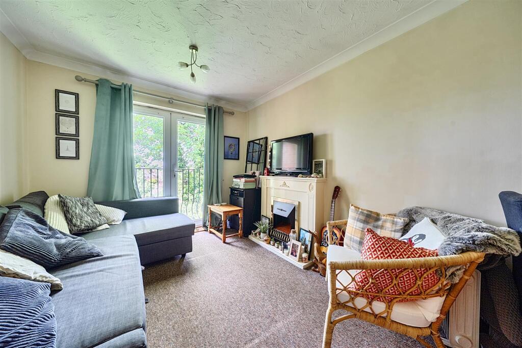 Apartment in Basingstoke and Deane, Lychpit, Riverdene - More