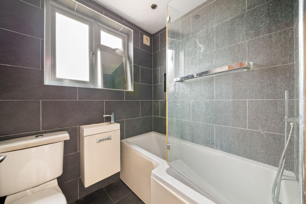 Apartment in Southall - More