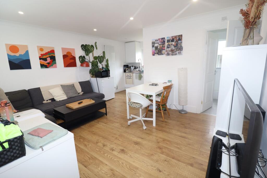 2 bedroom maisonette for rent