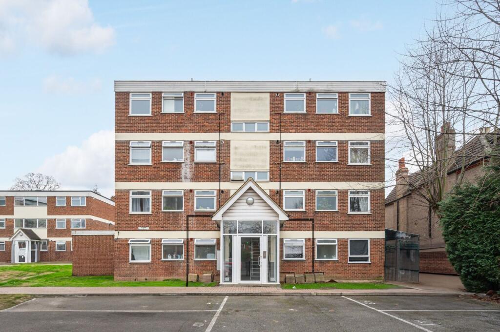 2-bed flat on Valley Road, Streatham, London, SW16, £300,000