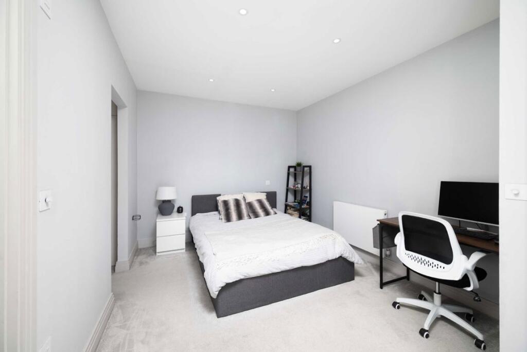 Apartment in London, Church End - View 5