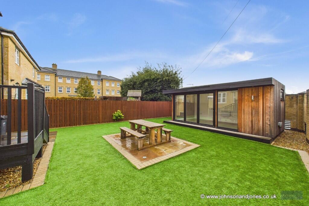 Kingfisher Close, Chertsey, Surrey, KT16 photo 2