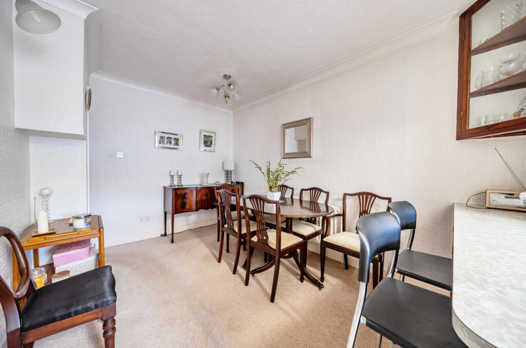 House in Swindon, Lakeside, Lawn - More