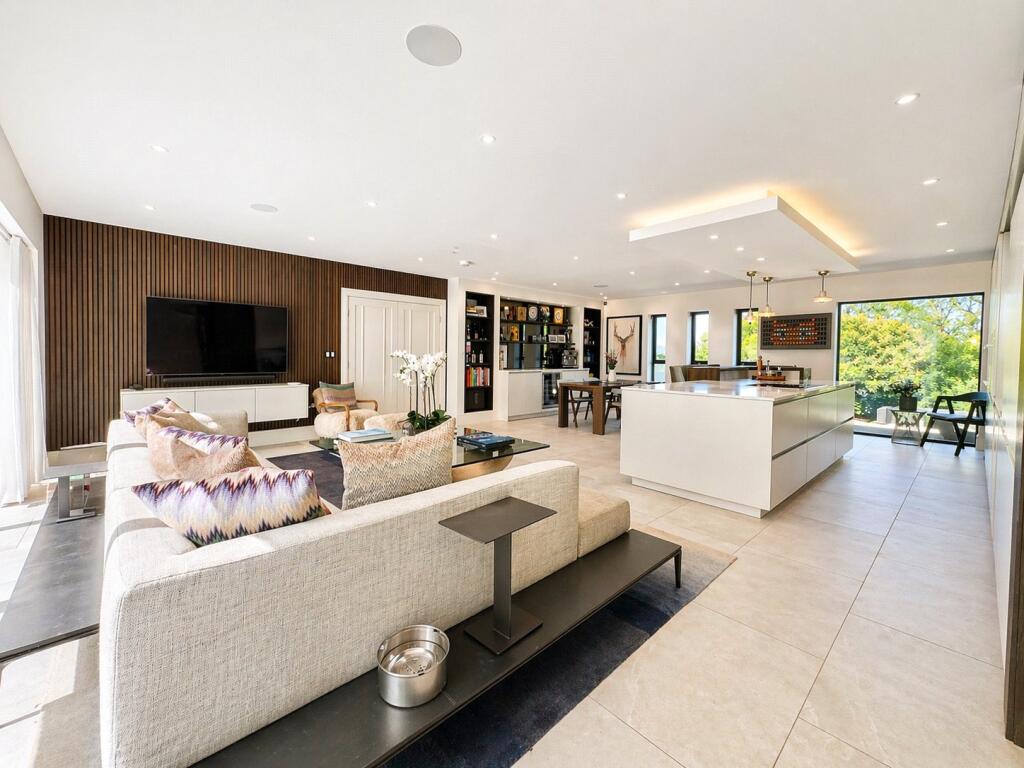 House in Wirral, Liverpool City Region - View 6
