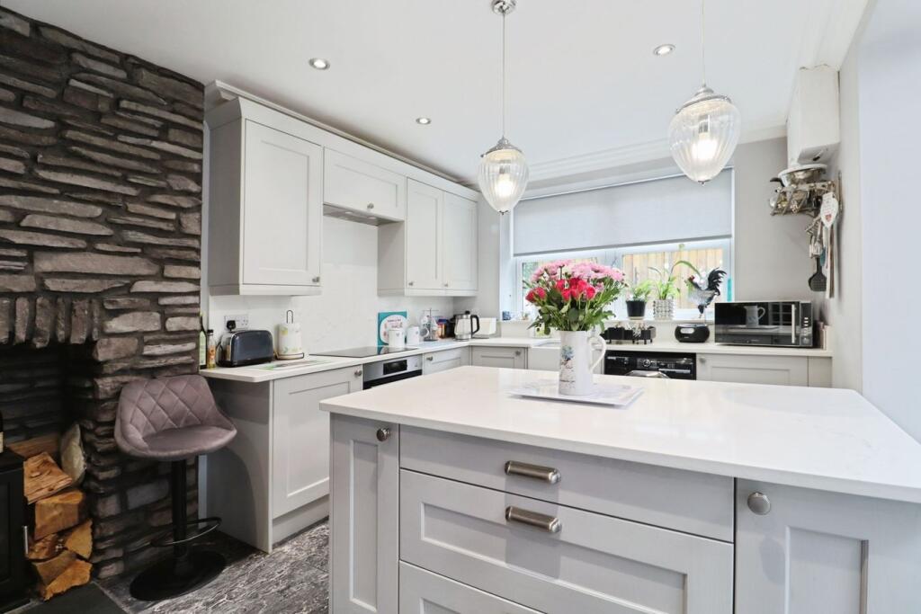 House in Pontypridd, Trallwn, Graigwen - More