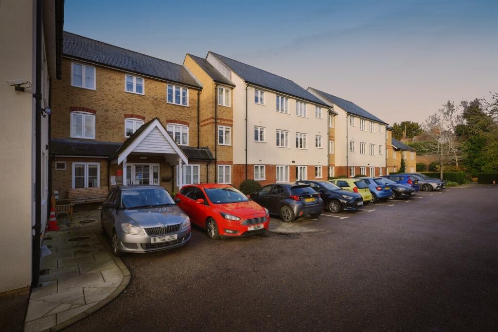 Apartment in East Hertfordshire, Ware - View 3