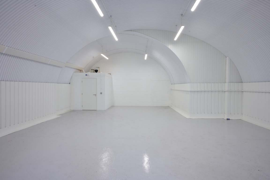 An empty arch with white lining