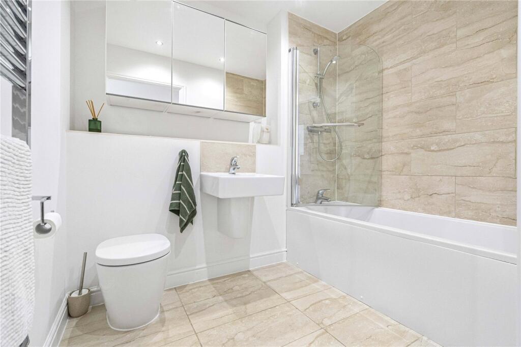 Apartment in Runnymede, Bleriot Gate, Addlestone - More