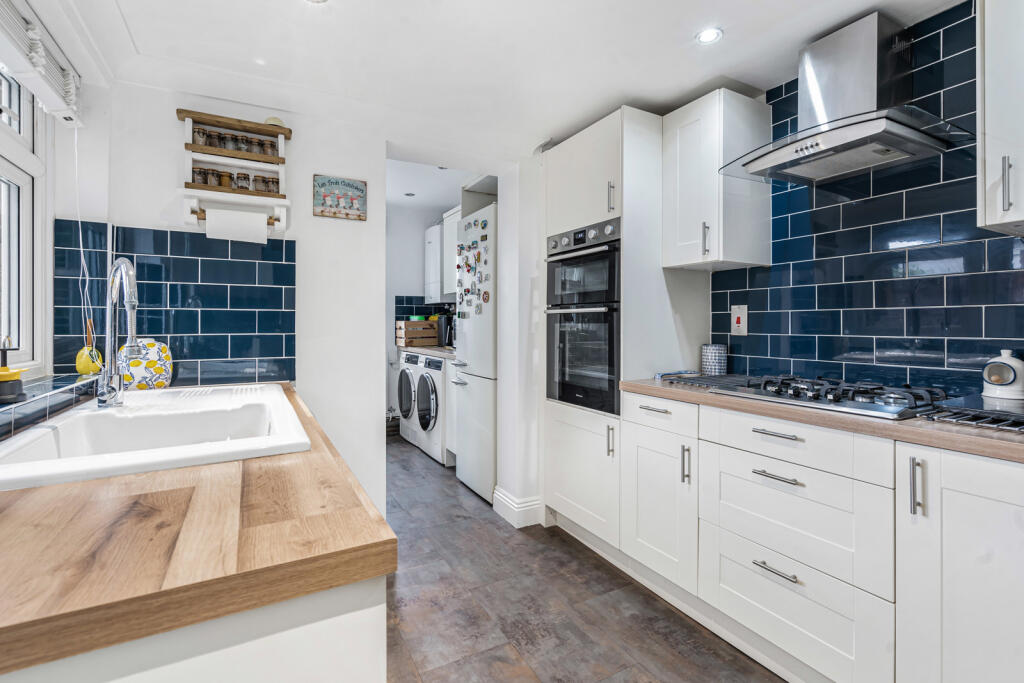 Chattern Hill, Ashford, Surrey, TW15 photo 3