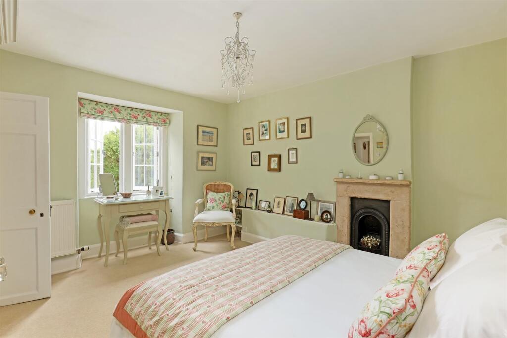 House in Stroud, Chalford - More