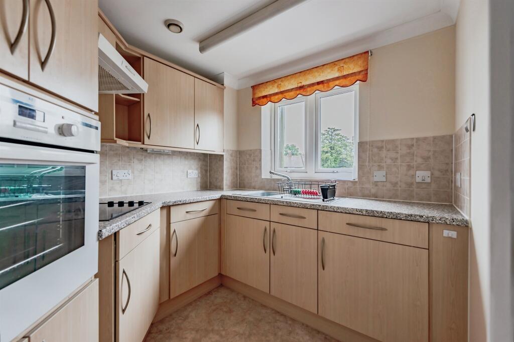 Apartment in Redhill, Reffles Bridge, Earlswood - More