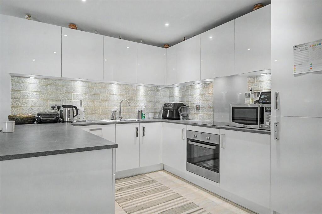 Apartment in Hove, Aldrington - View 3