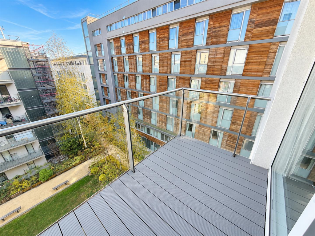 Apartment in Southall - More