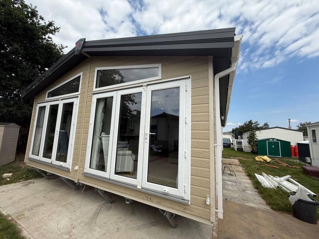 2-bed caravan on Church Laneham , Retford , DN22 0NJ, £165,000