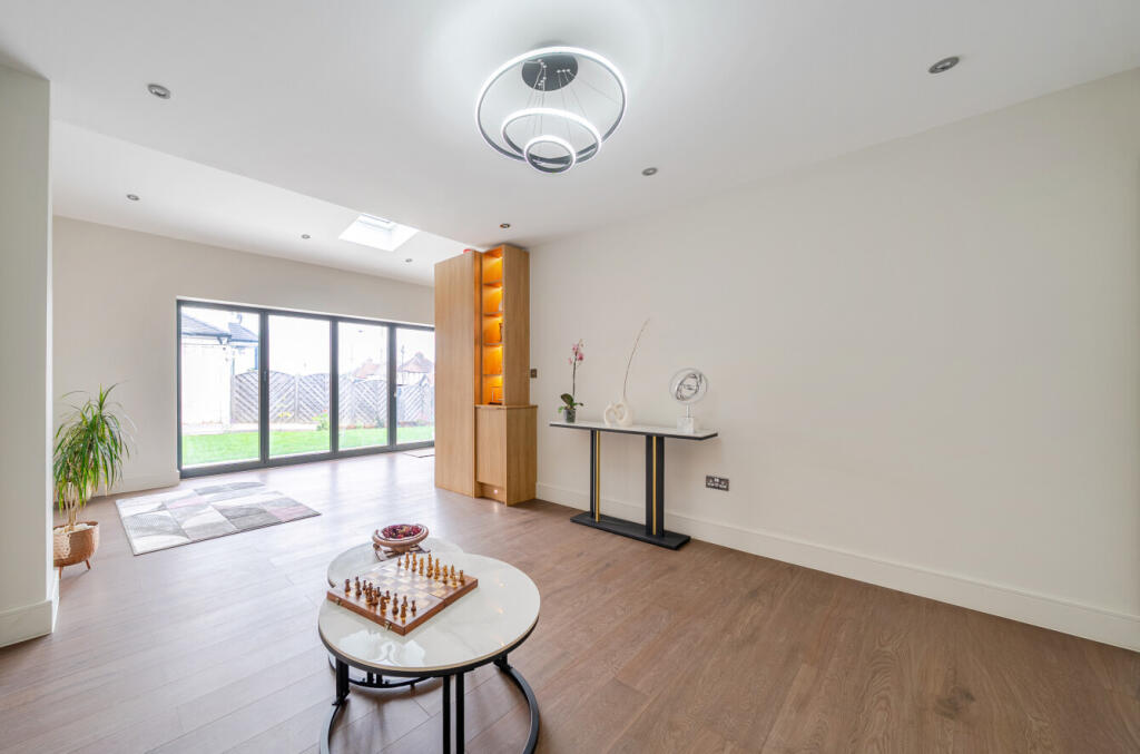 House in Orpington, Poverest, Petts Wood - View 3