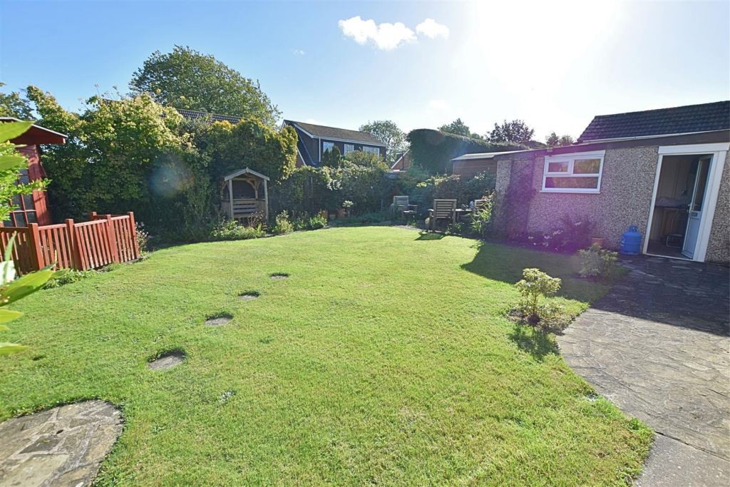 Harneis Crescent, Laceby, Grimsby photo 4