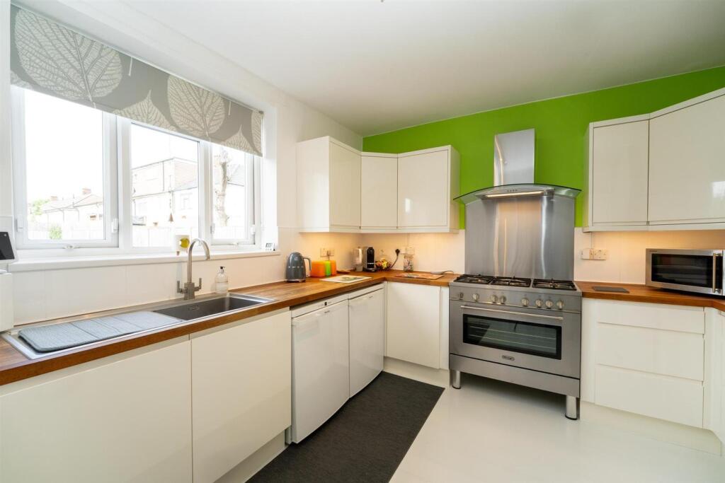 Howard Drive, Borehamwood photo 4