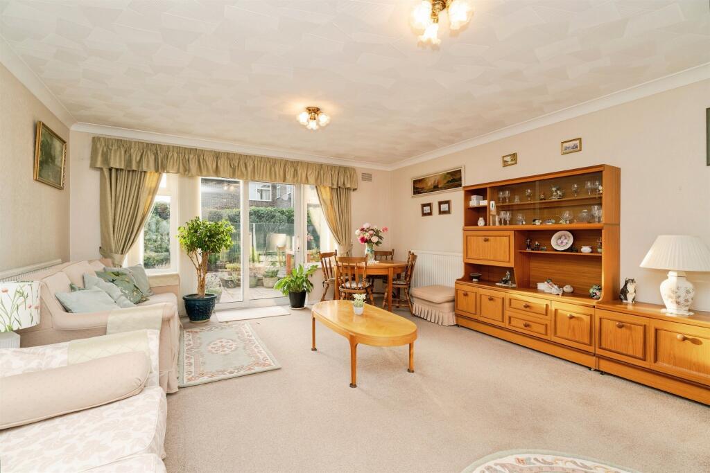 Meadow Close, Holt photo 2