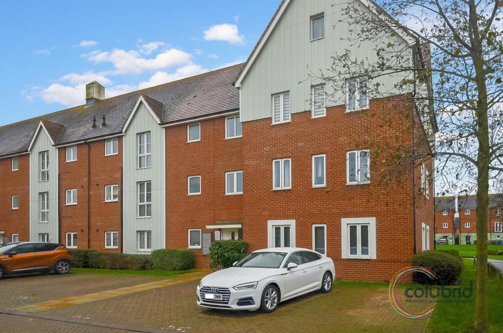 2-bed flat on Woodside Close, Grays, £180,000