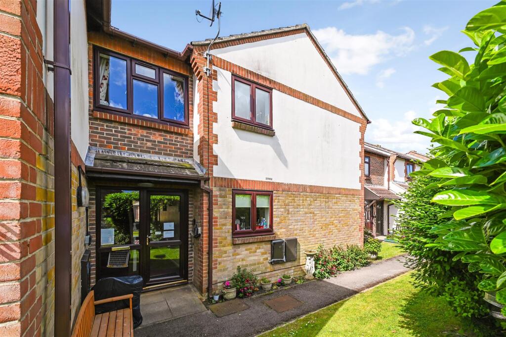 Windmill Court, East Wittering, Chichester photo 2