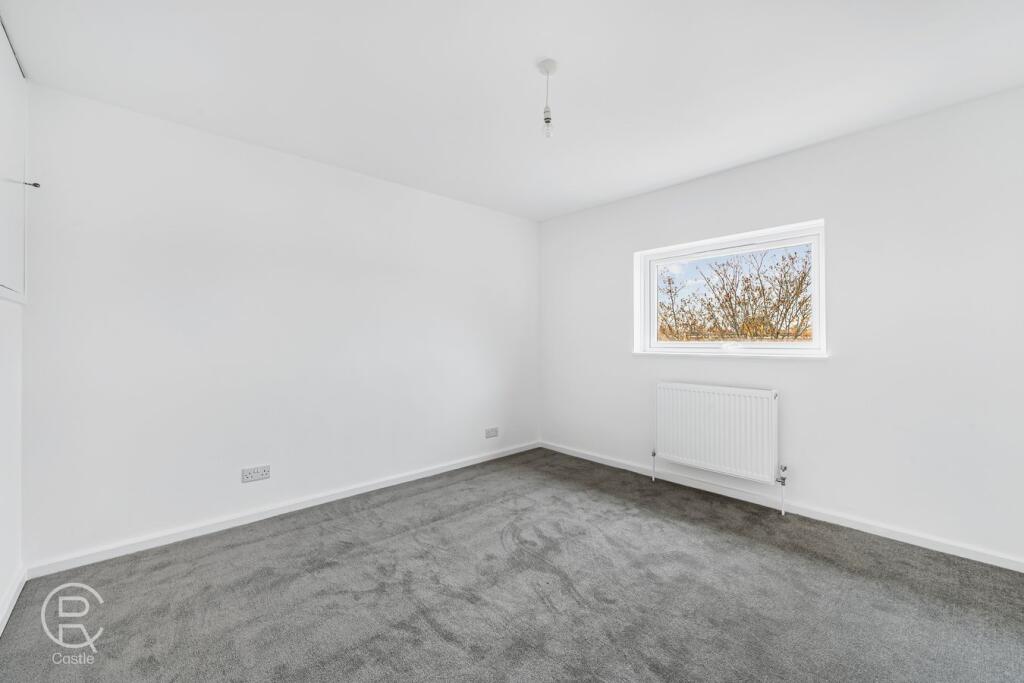 House in London, Pilgrim Estate, Hanwell - More