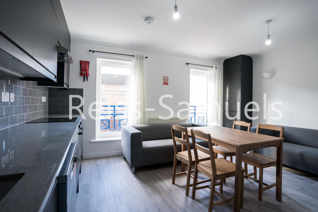 6 bedroom semi-detached house for rent