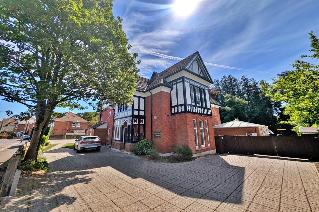 2-bed flat on Westbourne, £224,950