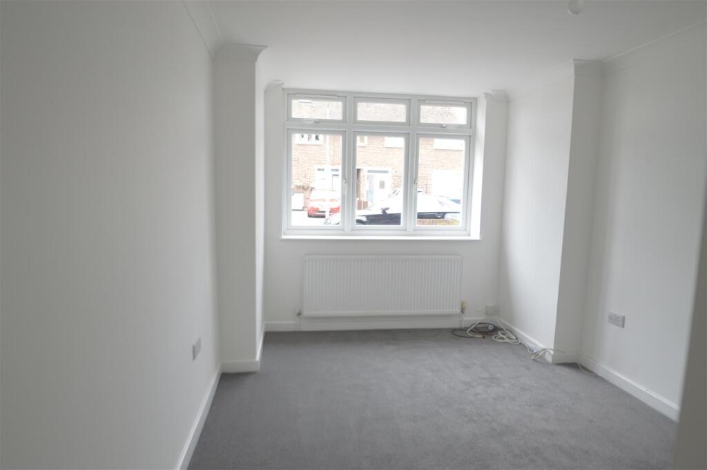Apartment in Romford - View 4