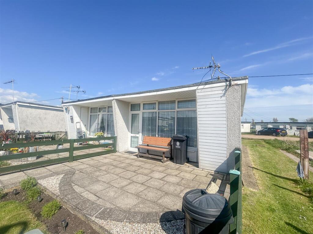 2-bed house on Bishops Drive, Bel Air Chalet Estate, St. Osyth, £42,000