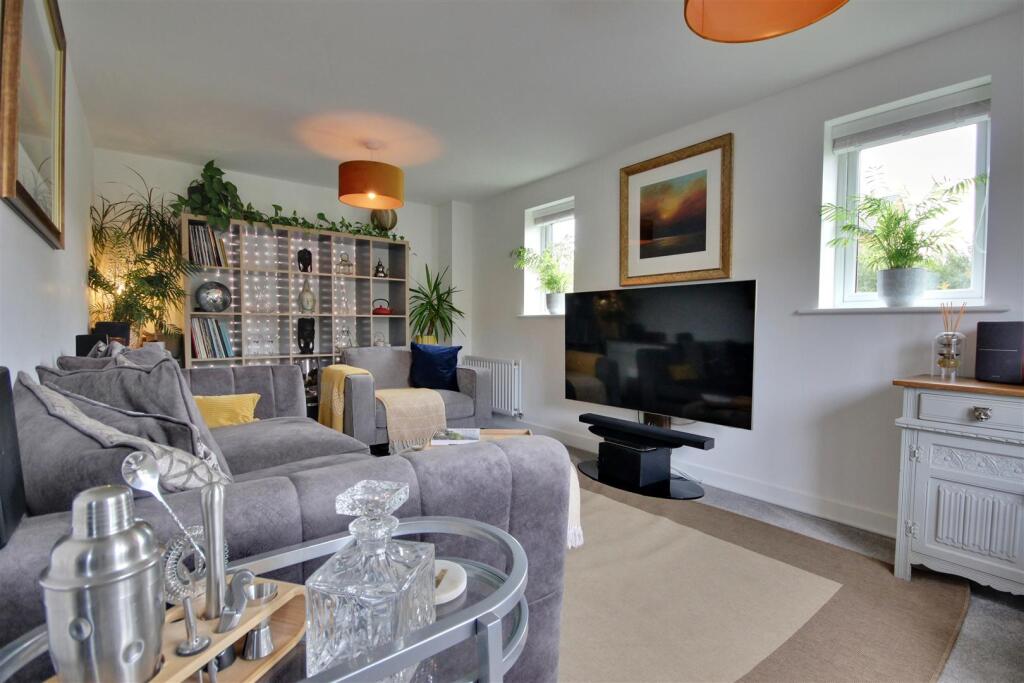 House in Woodmansey - More