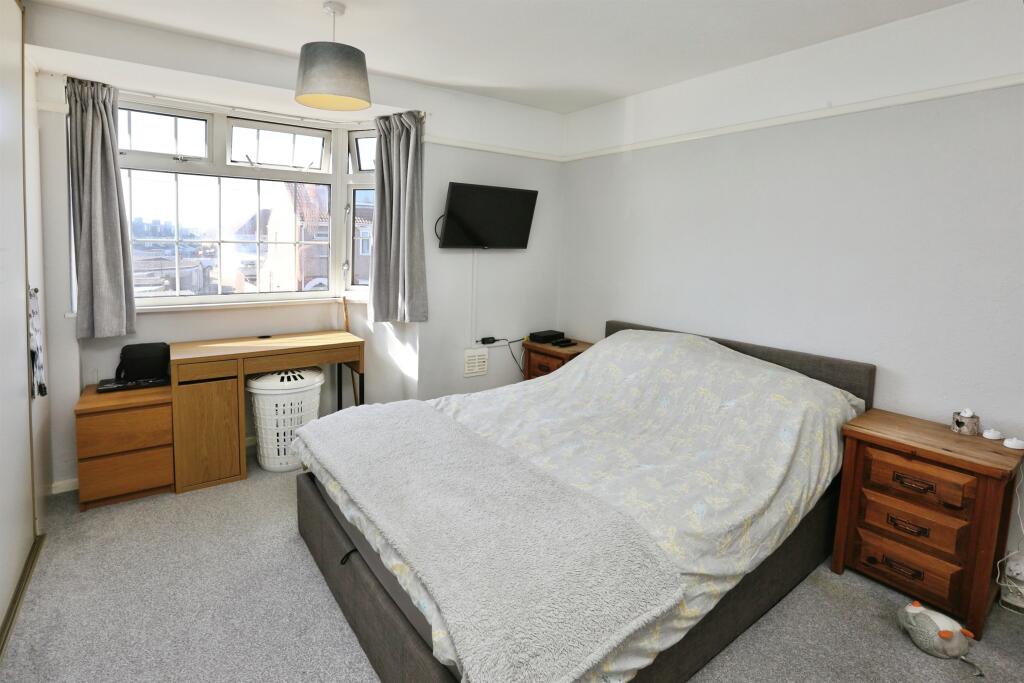 Worthing Avenue, Gosport - More