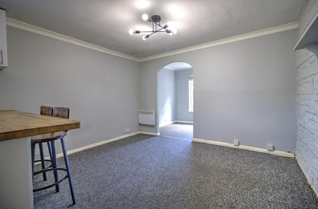 Barnfield Road, Crawley, RH10 photo 4