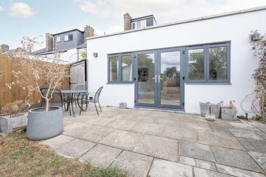 House in London, Summerstown - More