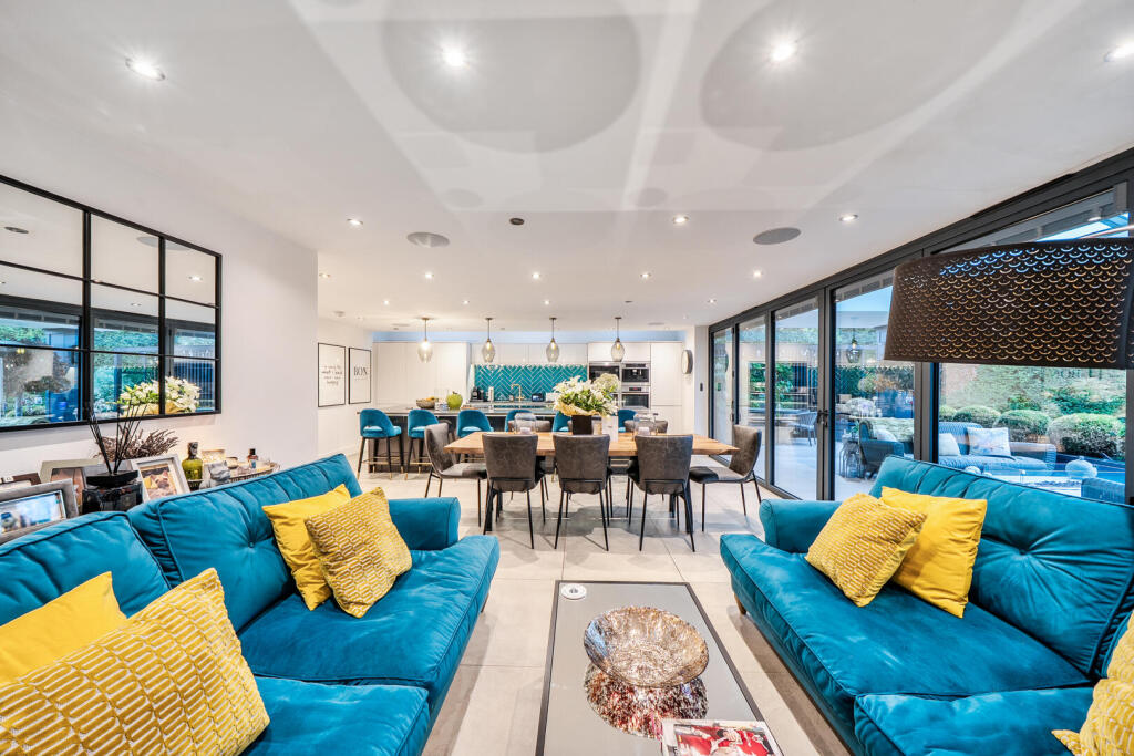 House in London, Coney Hall - View 4