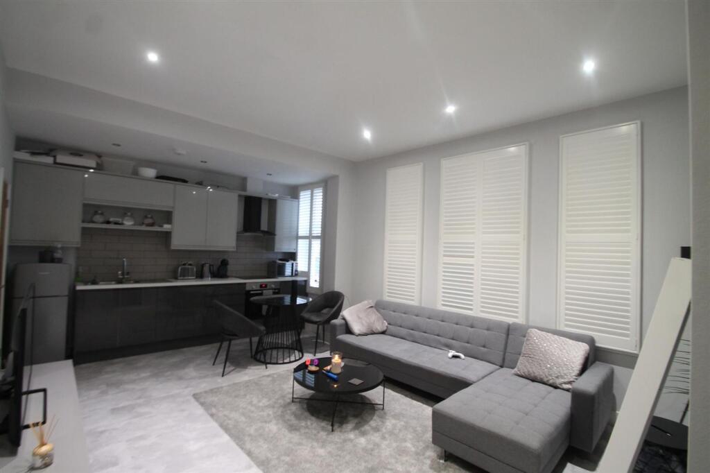 Apartment in Birmingham, Harborne - View 3