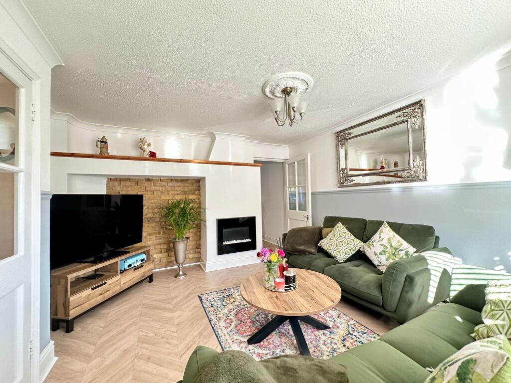 House in Basildon, Noak Bridge - View 5
